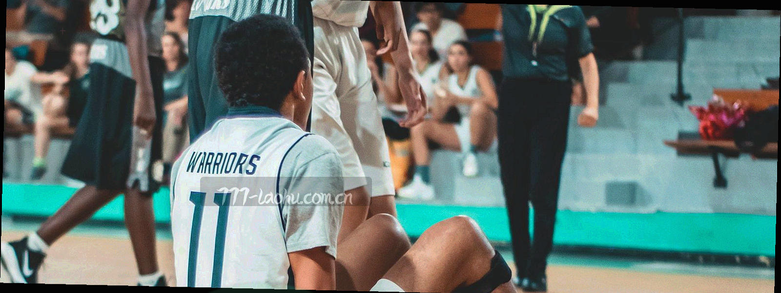 霓虹扫描线与电光蓝光晕横向铺开，红金状态灯点缀的抽象横幅